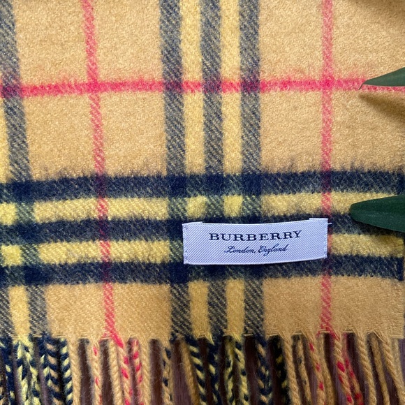 ‼️ SOLD‼️ Burberry Vintage Check Cashmere Scarf‼️ - Picture 2 of 6